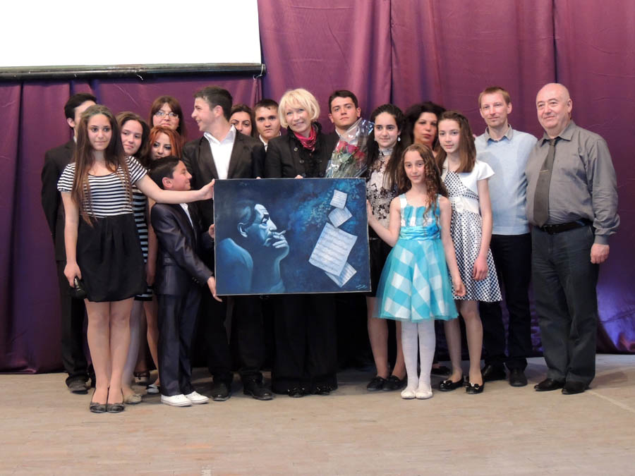 На память Вере Таривердиевой отучеников школы. Работа сзелана ими. На память Вере Таривердиевой отучеников школы. Работа сзелана ими.