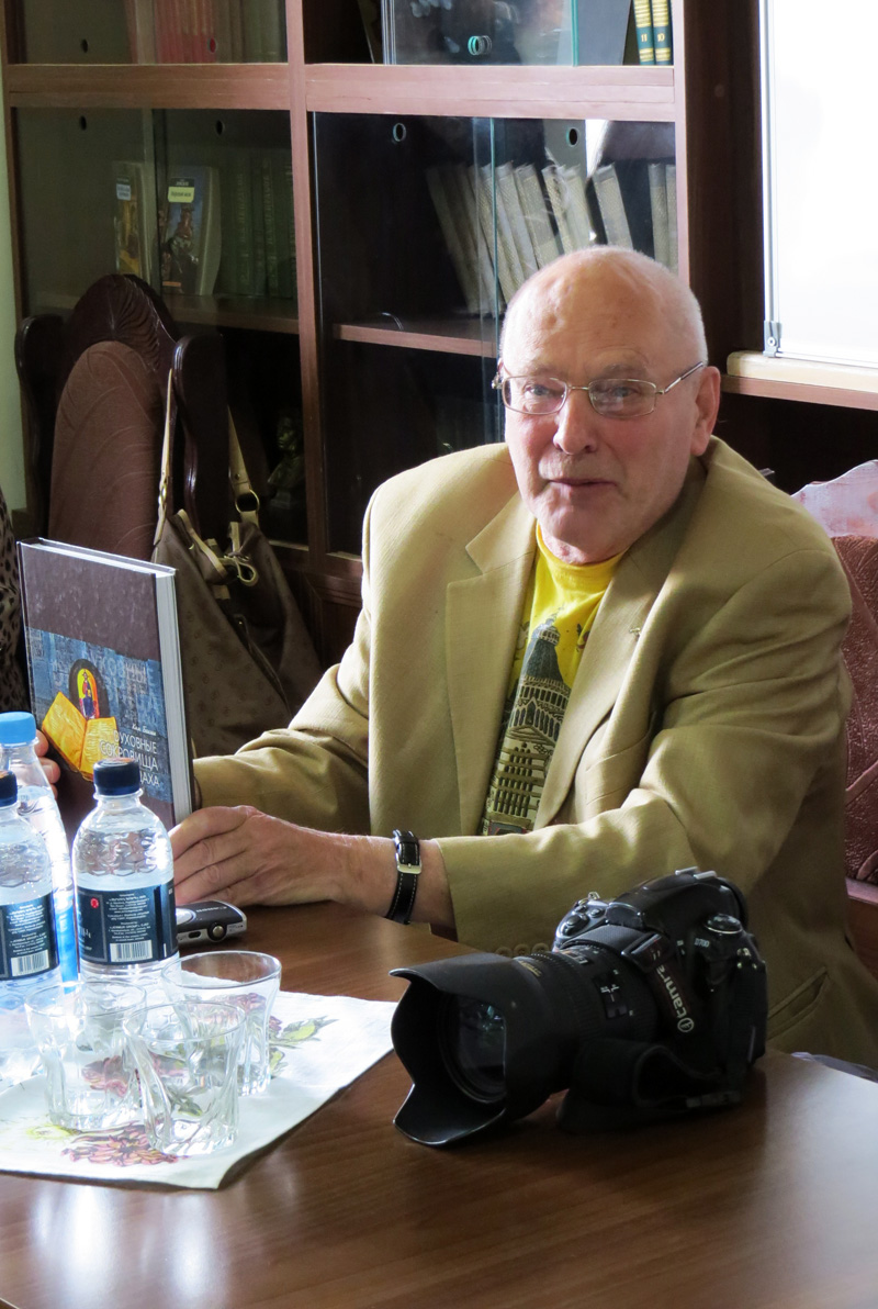 Ким Наумович с недавно вышедшей книгой &laquo;Духовные сокровища Арцаха&raquo;.