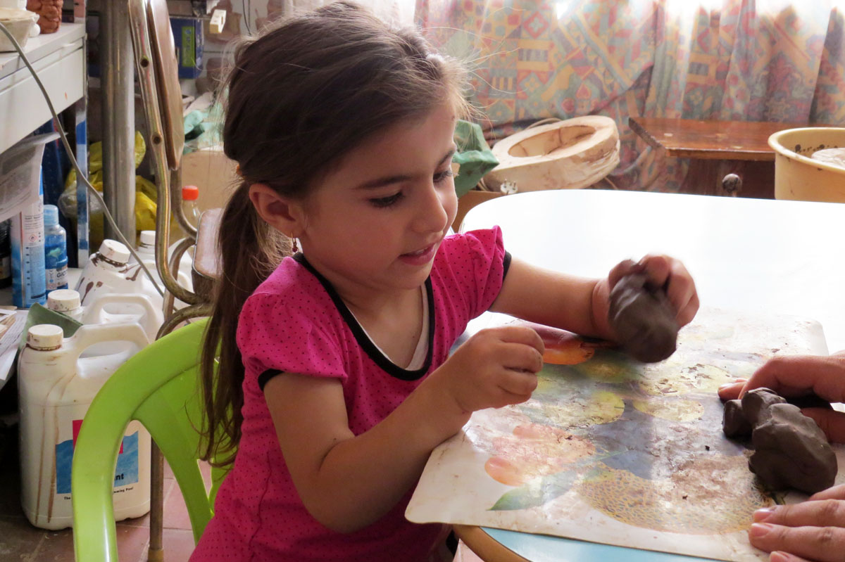 Ани старается двумя ручками сделать то, что ей подсказывает Сероб