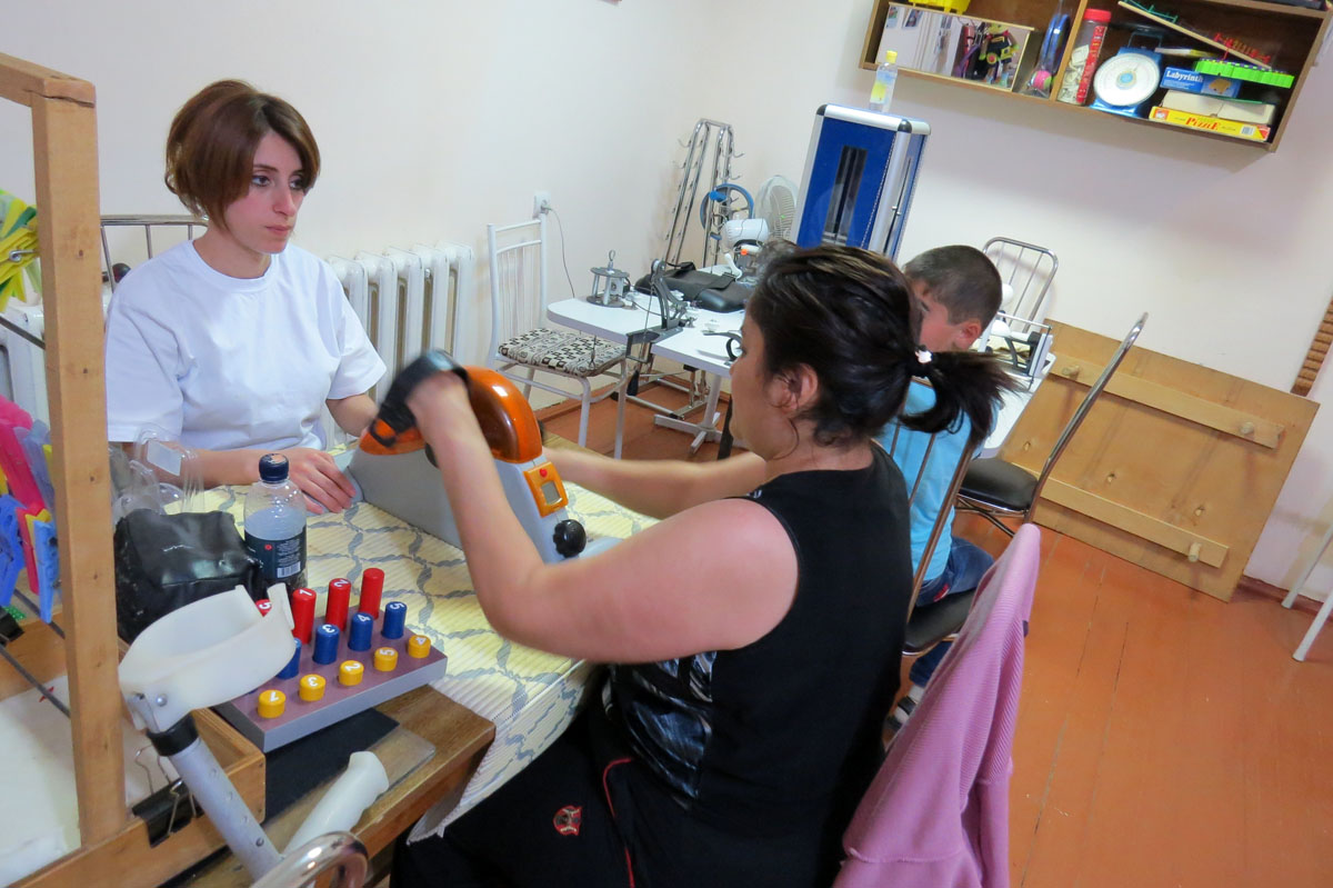 Диана Галстян проводит упражнение с пациенткой для укрепления верхних конечностей