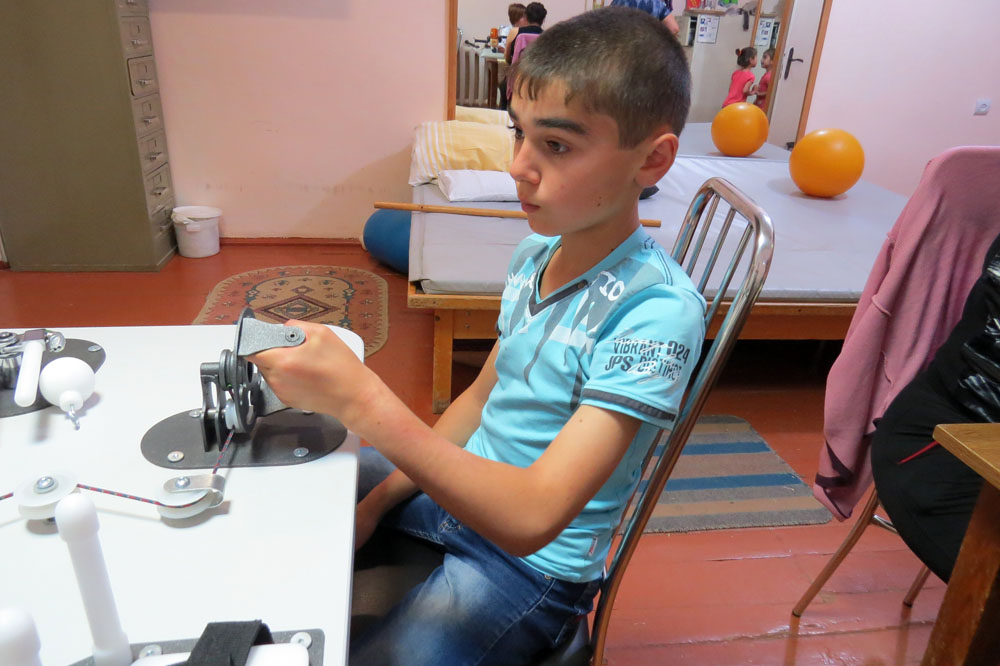 Мальчик самостоятельно проводит упражнение по укреплению верхних конечностей