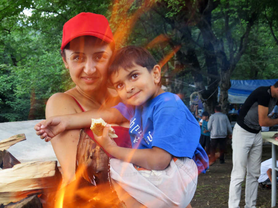 Вика с малышом. Взгляд через пламя огня...