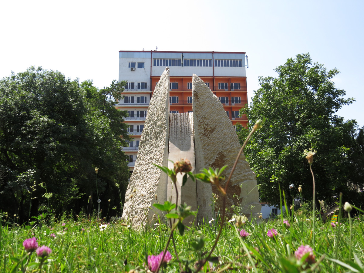 Памятник ангела в сквере дружбы между городами Шуши и Лос-Анджелеса в г.Шуши.