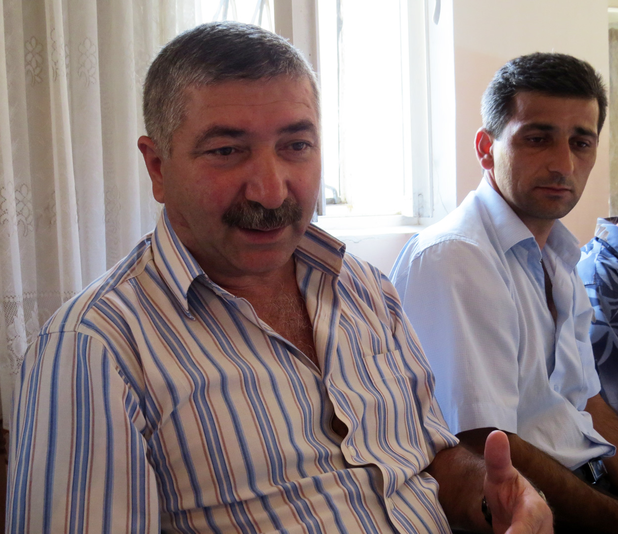 Карлен Маилян, директор средней школы г.Аскерана, слева.