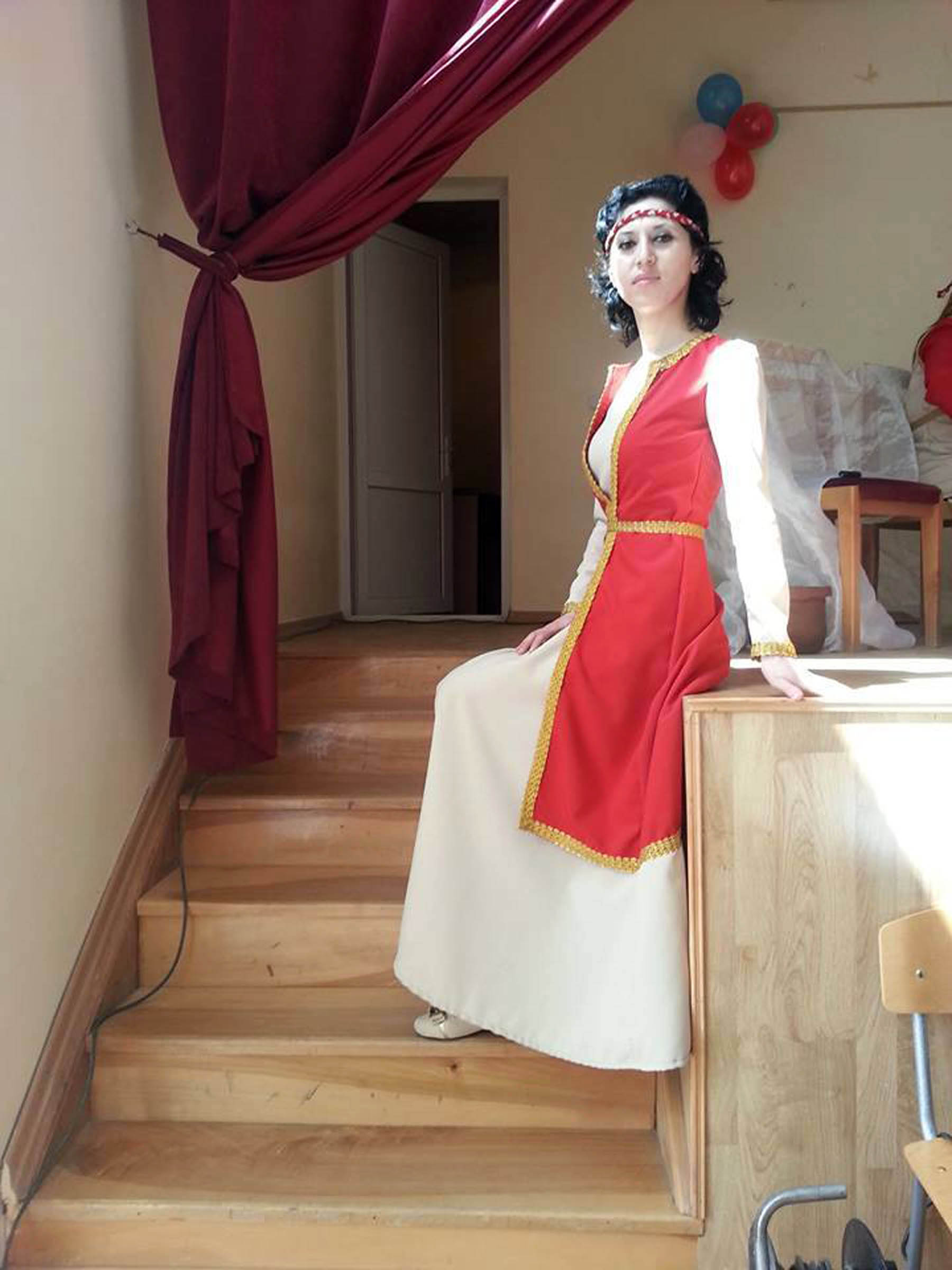 Директор театра им. Мкртыча Хандамиряна Ашхен Арутюнян .