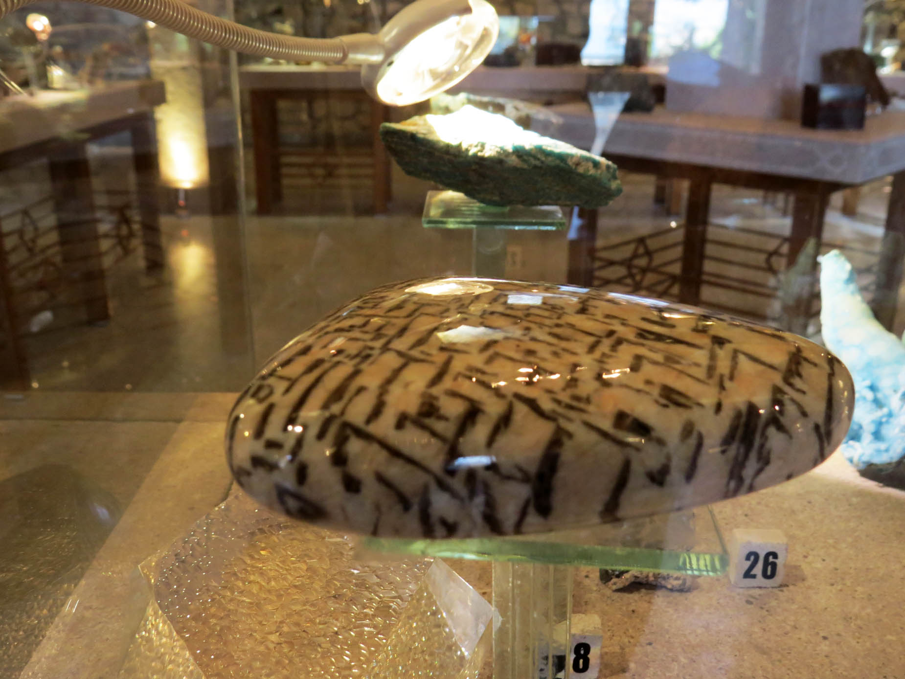 Пегматит или же Еврейский камень. Состоит из полевого шпата и кварца. Прожилки кварца похожи на древнееврейские клинописи.