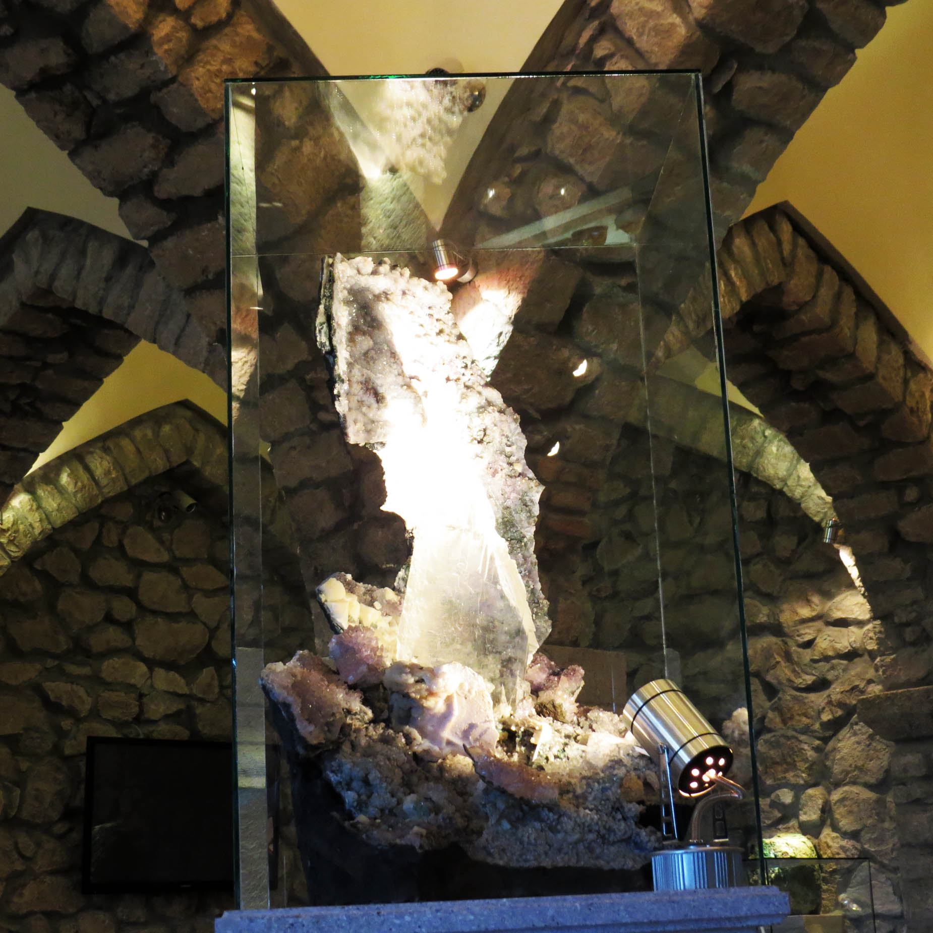 Базальтовая Жеода. Пустота, в которой образуются минералы - кристаллы кварца, аметиста, кальцита и в середине образовался гипс. В одном из таких гипсов нашли портрет Богоматери, поэтому его зовут и камнем Богоматери. Камень из Урала.