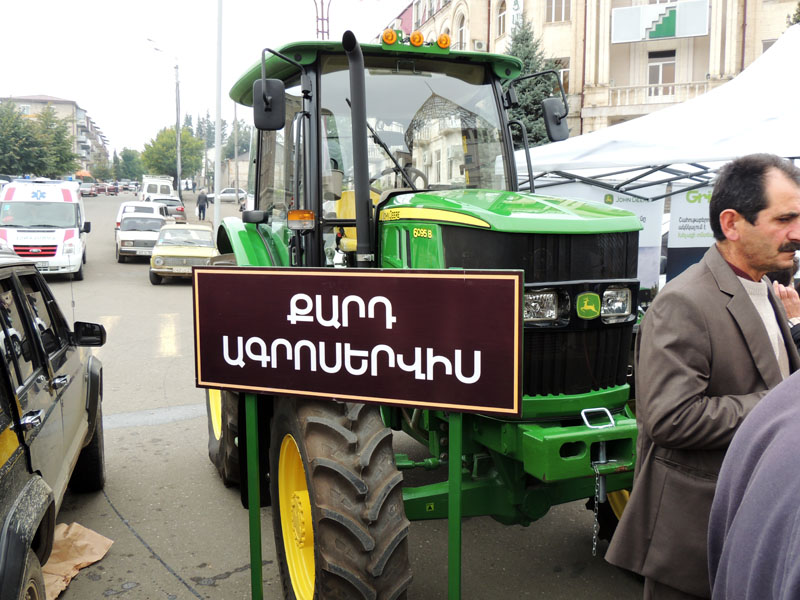 Трактор марки 