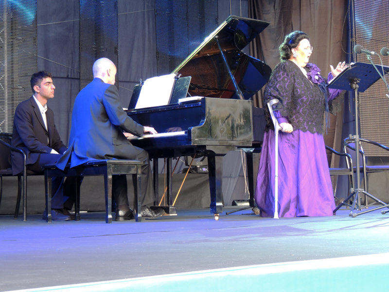 Монсеррат Кабалье исполняет песню из своего репертуара.