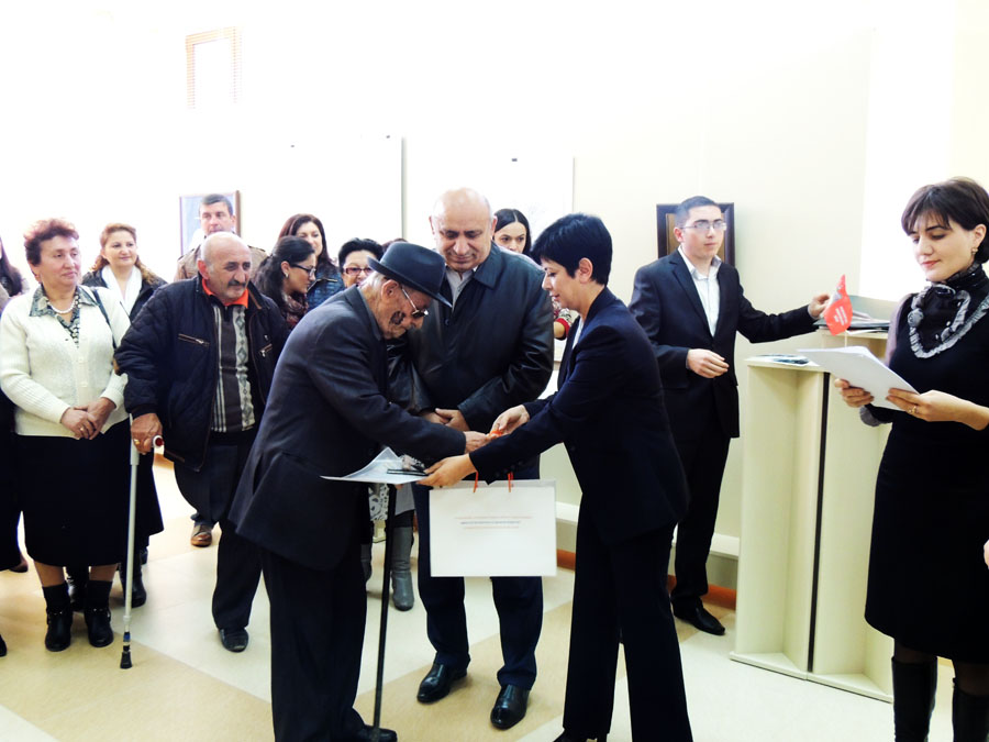 Министр Нарине Агабалян вручает приз-подарок Микаэлу Бегларяну, занявшего 3 место.