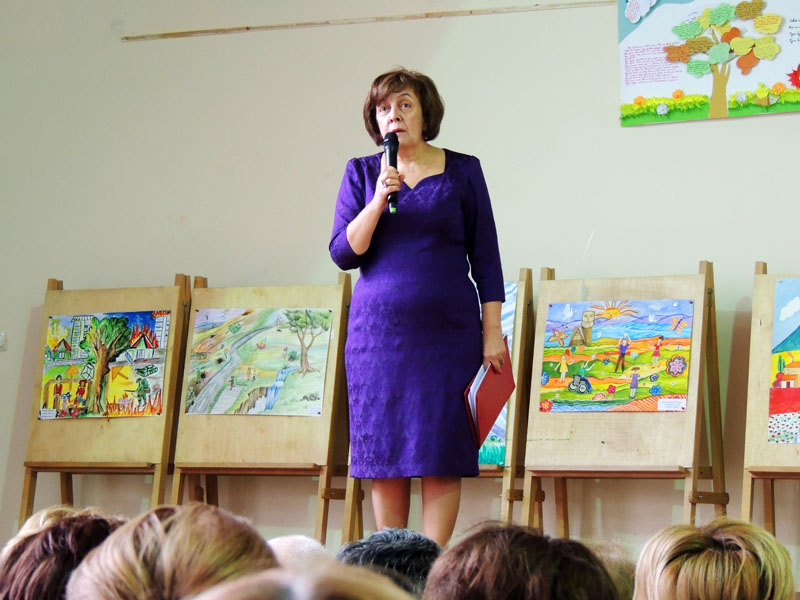 Мероприятие открывает педагог русского языка школы №7, заслуженный учитель республики Вера Хачатурян.