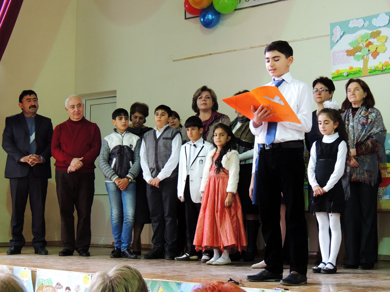 Ученик Артур Григорян читает текст воззвания о мире.