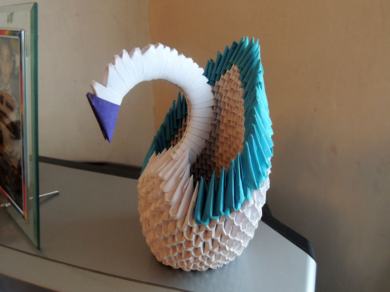 Этого удивительного лебедя сделал Армен из листочков бумаги.