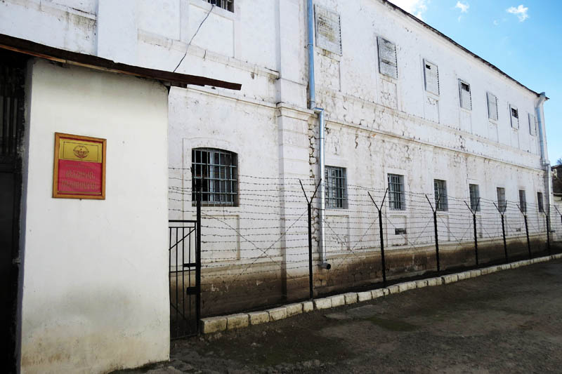 Здание одного из режимов тюрьмы. Верхний этаж нежилой.