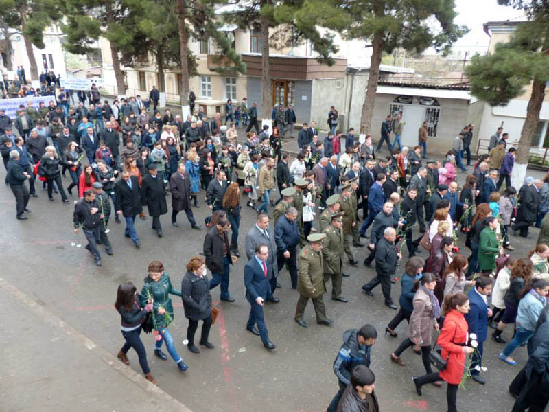 Люди нескончаемым потоком шли к Мемориальному комплексу.