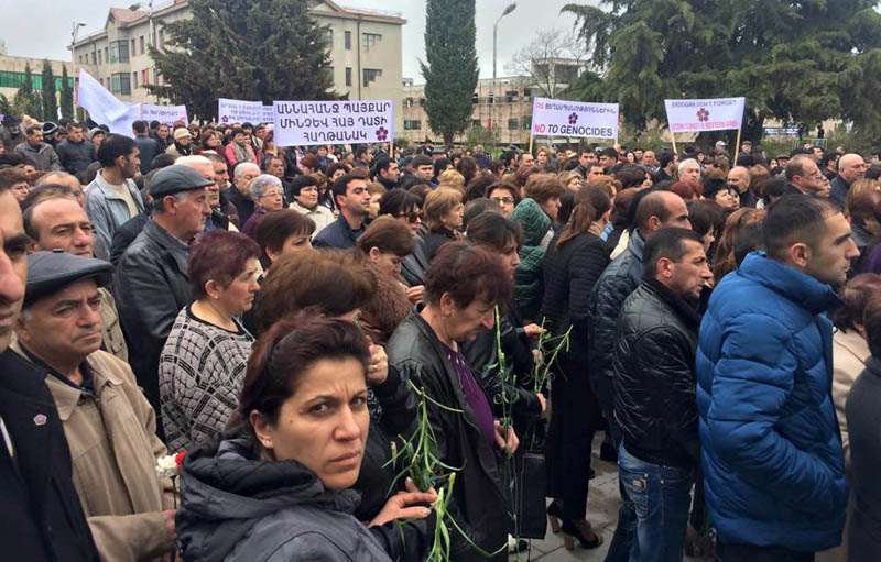 Люди идут почтить память погибших во время  Геноцида.