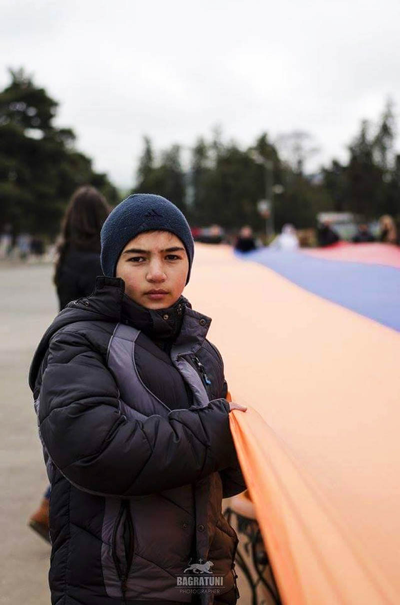 Мальчик пришёл почтить память жертв Геноцида. 23 апрель 2015г.