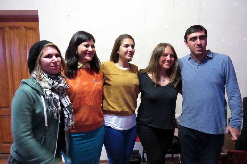 Волонтёры cлева на право Алана, Асмик, Лусия, Таниа, Гаро.
