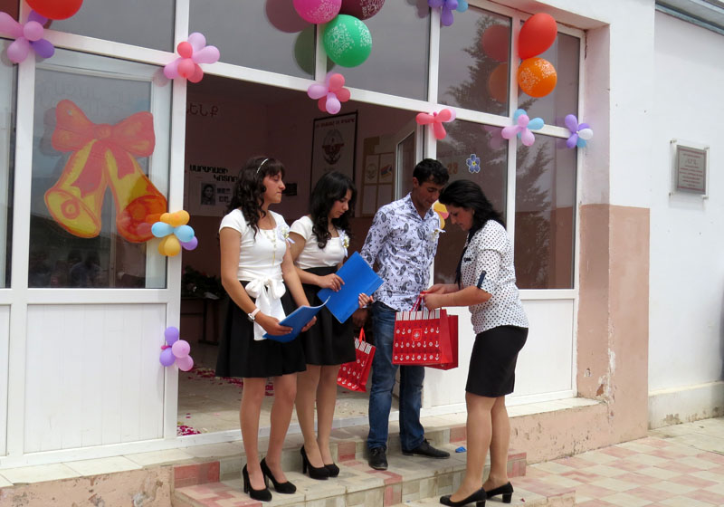 От имени директора и педагогов, Оксана Карапетян дарит подарки выпускникам.