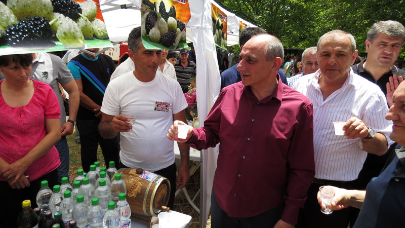 Бакко Саакян поднял тост за это мероприятие. пожелал мира всему нашему региону... 