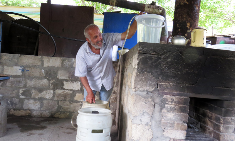 9 Кармен переливает тутовку в стекляную тару.