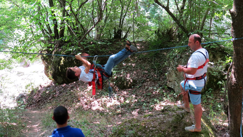Семья Багиряна Гагика из Шуши проходит препятсвие навесная переправа.