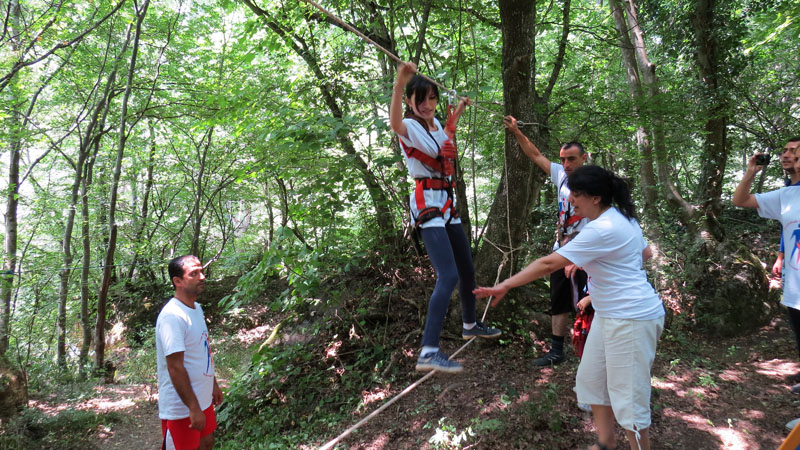 Препятствие параллельная верёвка проходит семья Вартана Алексаняна из Степанакерта.