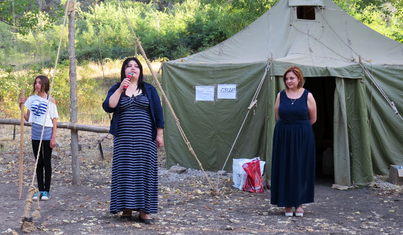 Меропритяие открывает Армине Петросян, директор лагеря.