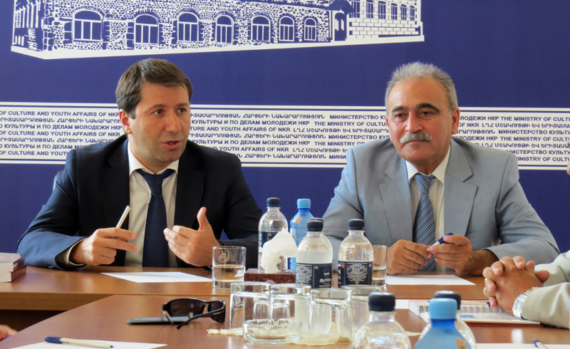 Омбудсмен Армении Карен Андреасян (слева) и омбудсмен Карабаха Юрий Айрапетян