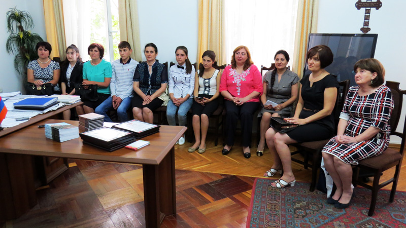 Дети и педагоги русского языка пришли на награждение победителей.