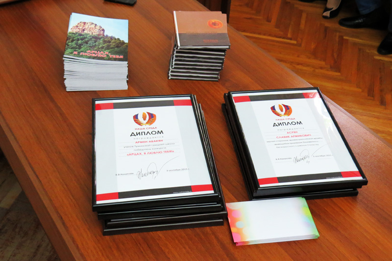 Дипломы, книги на память и в ковертах денежное вознагражденипобедителям.