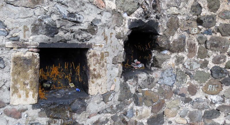 Места, где зажигают свечи, когда приходят к этой святыми. Монастырь Кармир хач 11 век