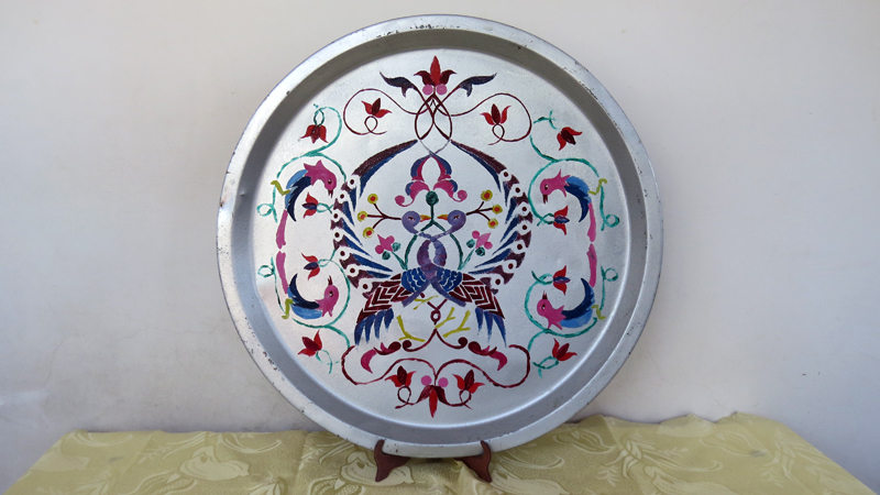 незавершённая работа, в дому постоянно пользуются этим подносом.  .Переплетение двух павлинов образуют армянскую букву &laquo;Ч&raquo;.