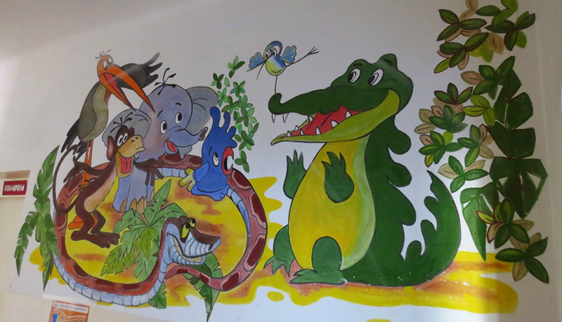 Сцены из мультиков на стене детской больницы г.Гадрута 1.