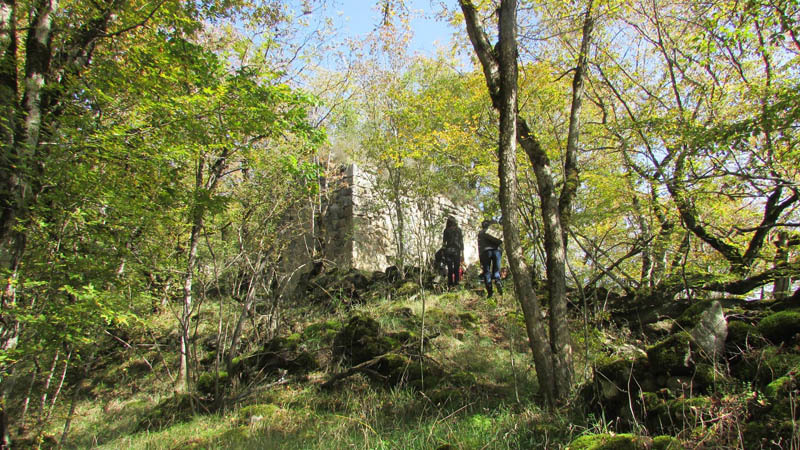 Поднявшись на вершину горы, среди деревьев мы увидели церковь «Тера Наатак»... Поднявшись на вершину горы, среди деревьев мы увидели церковь «Тера Наатак»...