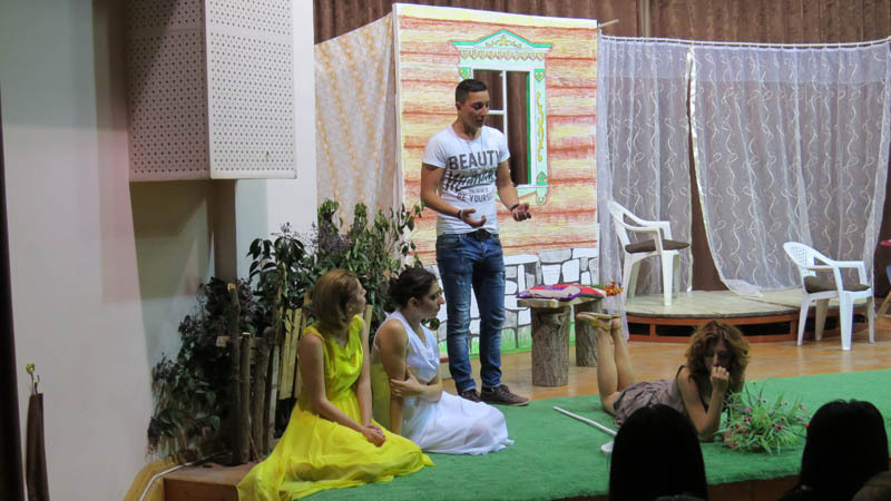 Сцена из спектакля &laquo;Не закрывайте сердцу рот&raquo;.