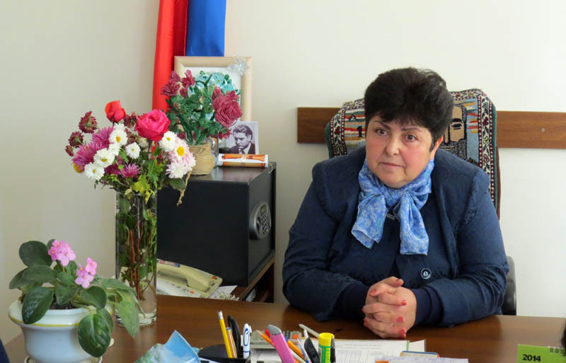 После окончания выставки собрались у директора школы Аванесян Мареллы и за чашкой кофе поделились мнениями о проведённом мероприятии..jpg