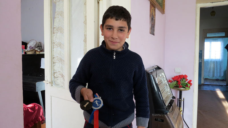 Арен с удовольствием показывает свои первые медали.