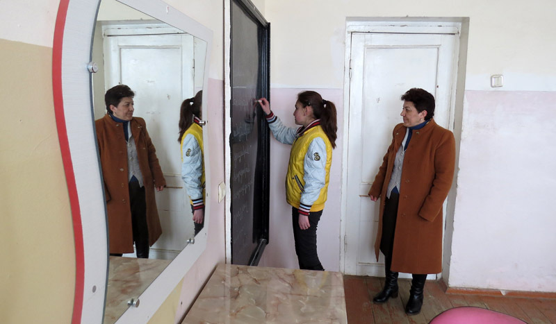 У доски Ангелина Айрумян. Урок армянского языка.