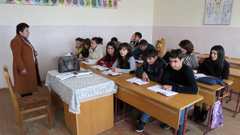 Урок армянского языка проводит педагог Анаит Суварян. 3 курс парикмахерское дело 