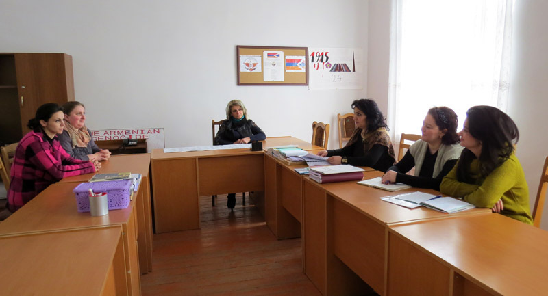 Завуч Вардуи Балаян даёт поручения преподавателям. Остальные педагоги находятся на занятиях.