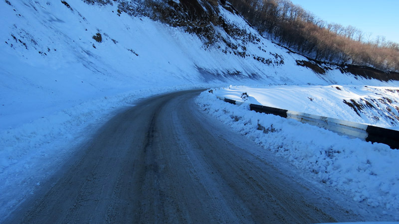  На 2-3 поворотах перевала Тутак была такая ситуация. Возвращаемся
