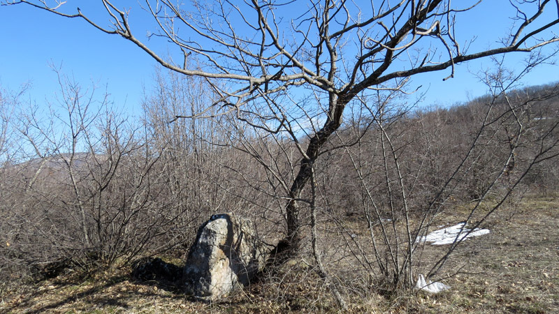 Местные жители говорят, что это Святой камень.