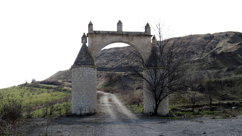 Арка.  За поворотом церковь.