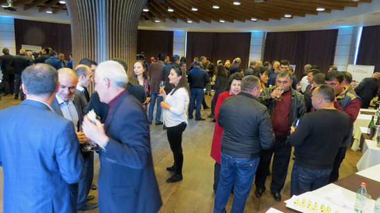 Гости и приглашённые на выставке вина.