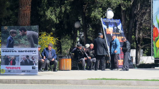 По дороге  увидел наших «политологов»-стариков. Поговорил с ними.