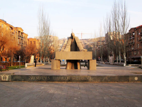 Ереван. Памятник Таманяну. Автор - скульптор Арташес Овсепян.