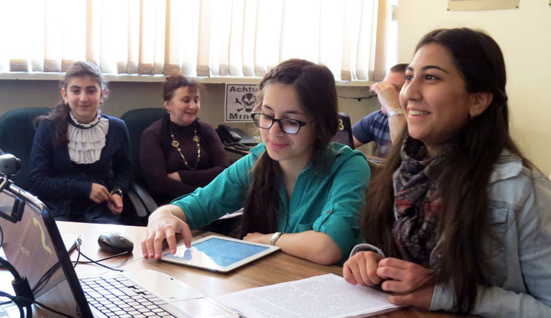 Юля Саркисян и Сюзанна Нерсесян слушают замечания Татьяны Николаевны.