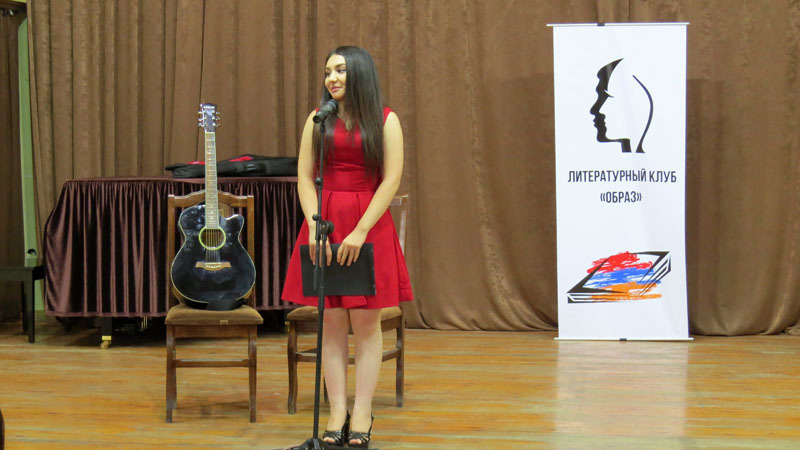 Элина Агабабян читает сочинение 