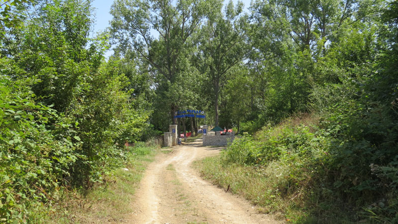 я выехал на просёлочную дорогу, ведущую в лагерь скаутов, я выехал на просёлочную дорогу, ведущую в лагерь скаутов,